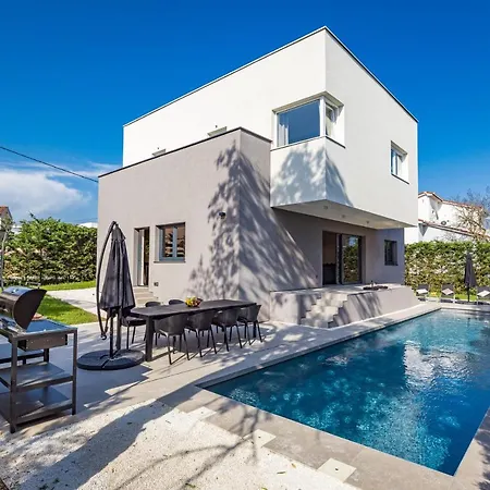Villa Aida - 4 Bedroom Luxury With Large Private Pool 4k Projector And Jacuzzi