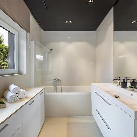 Aida - 4 Bedroom Luxury With Large Private Pool 4k Projector And Jacuzzi Willa *