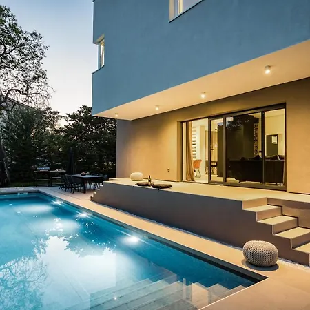 Aida - 4 Bedroom Luxury With Large Private Pool 4k Projector And Jacuzzi *