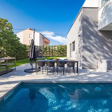 Villa Aida - 4 Bedroom Luxury With Large Private Pool 4k Projector And Jacuzzi