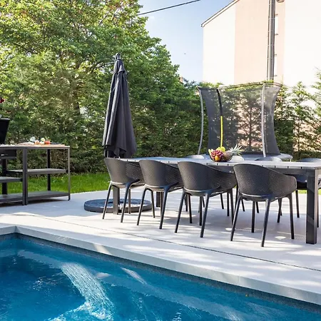 Aida - 4 Bedroom Luxury With Large Private Pool 4k Projector And Jacuzzi * Pula