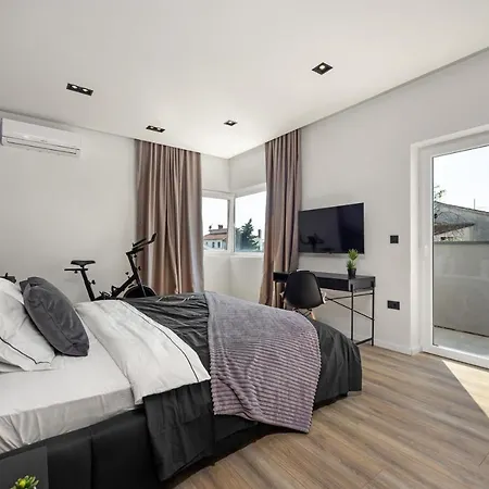 Aida - 4 Bedroom Luxury With Large Private Pool 4k Projector And Jacuzzi Villa Pola