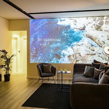 Aida - 4 Bedroom Luxury With Large Private Pool 4k Projector And Jacuzzi Pola