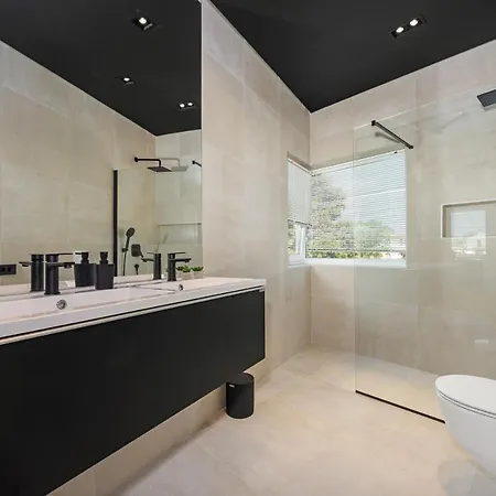 Aida - 4 Bedroom Luxury With Large Private Pool 4k Projector And Jacuzzi Villa Pola