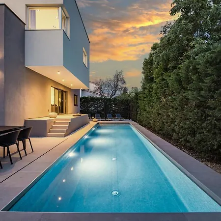 Aida - 4 Bedroom Luxury With Large Private Pool 4k Projector And Jacuzzi *