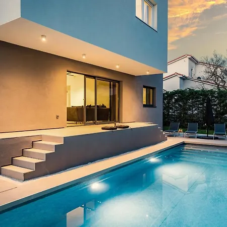 Aida - 4 Bedroom Luxury With Large Private Pool 4k Projector And Jacuzzi * Pola